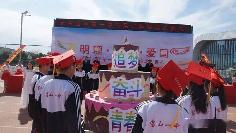 女童玩耍时意外跑到车流中 俩邻居飞奔拦车 成功救下